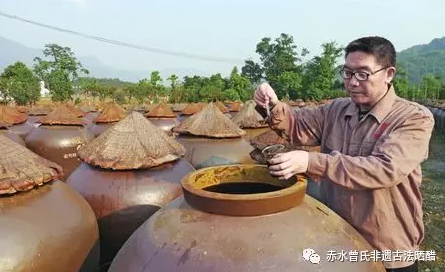 曾泉霖检测醋液质量.png
