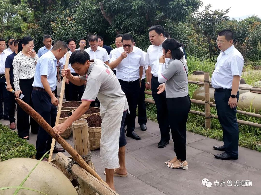 阳书记对曾氏晒醋的坚守和匠心予以赞许.jpg